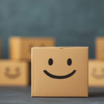 Lächelnde Karton-Box