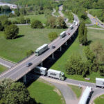 Lkws unterwegs auf Straßen