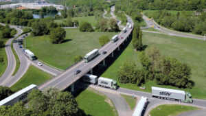 Lkws unterwegs auf Straßen