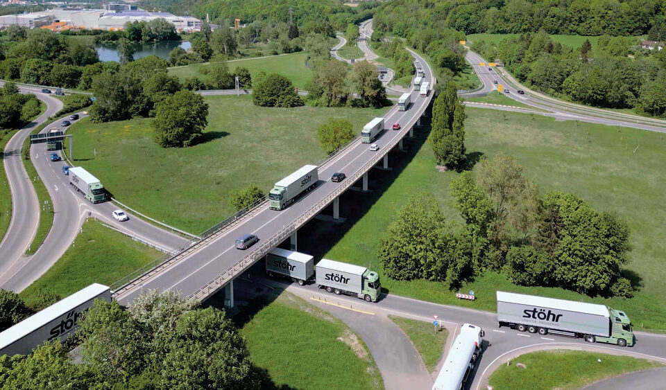 Lkws unterwegs auf Straßen