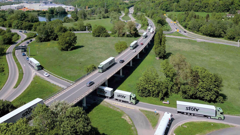 Lkws unterwegs auf Straßen